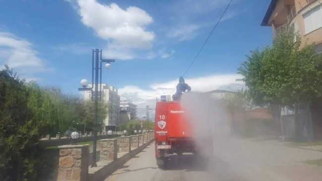 Zjarrfikësit ka bërë pastrimin dhe klorifikimin e rrugëve në qytetin e Vitisë
