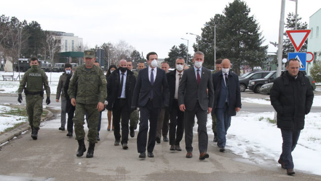 Kryeministri në detyrë, Albin Kurti vizitoi Ministrinë e Mbrojtjes dhe Shtabin e Përgjithshëm të FSK-së