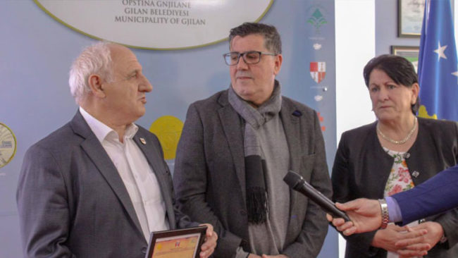 Lutfi Haziri ndan mirënjohje për Nijazi Hysenin për kontributin 40-vjeçar në arsim