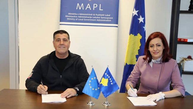 Haziri nënshkruan marrëveshje me MAPL për rehabilitimin e rrugës, trotuarit dhe ndriҫimit në Pogragjë