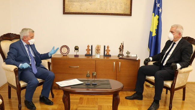 U.d ministri Sveçla priti në takim ambasadorin e Shqipërisë në Kosovë Qemal Minxhozi