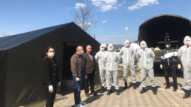 Në Qendrën e Mjekësisë Familjare në Pozheran vendoset tenda për kontrollin e pacientëve