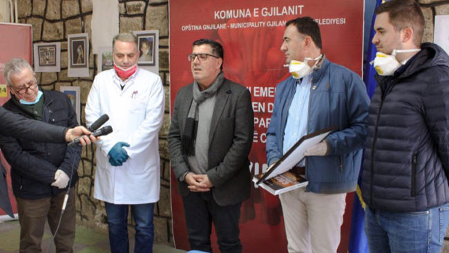 Gjilani pranon një respirator nga dr. Gazmend Boshnjaku për nevoja të pacientëve në QKMF