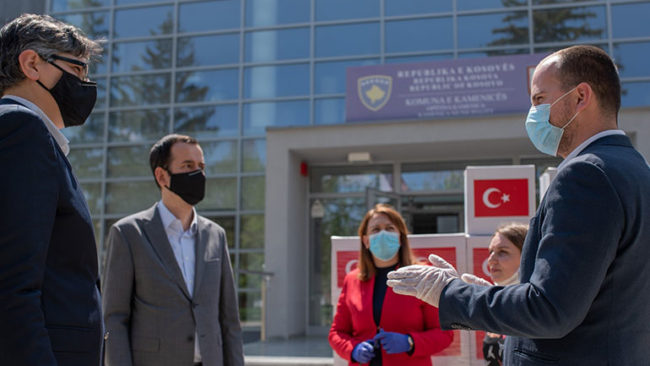 Kamenicë: Organizata “TIKA” dhuron 50 pako ushqimore për familjet në nevojë