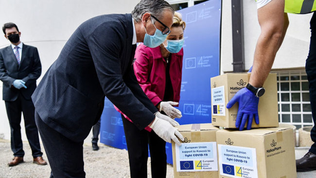 BE i dorëzoi sot Kosovës pjesën e parë të ndihmës emergjente prej 5 milion eurosh për luftimin e Covid-19