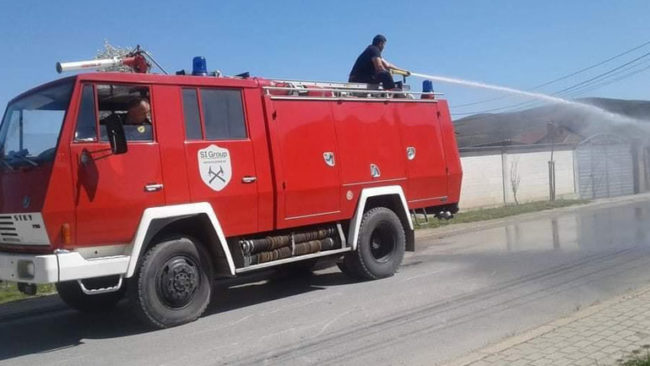 Zjarrfikësit vitias bëjnë pastrimin dhe klorifikimin e rrugëve në Viti, Smirë dhe Goshicë
