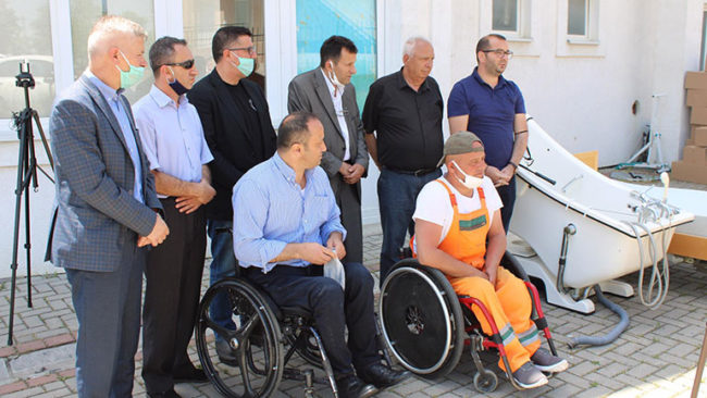 Komuna e Gjilanit i dorëzon Handikos-it donacionin e Flamur Bunjakut për personat me nevoja të veçanta