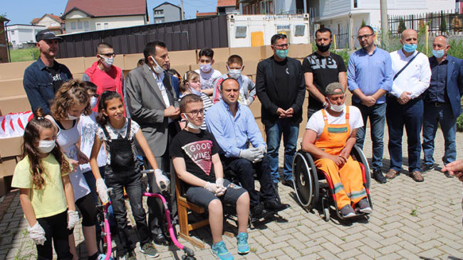 Në Gjilan shpërndahen 333 pako dhe 50 tablet për fëmijët me nevoja të veçanta