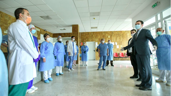 Kryeministri në detyrë Kurti ka vizituar Klinikën Infektive