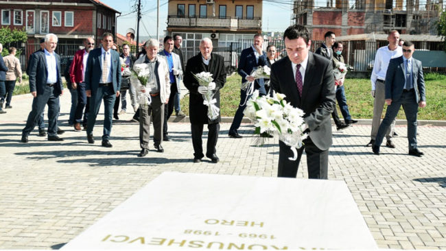 Kryeministri në detyrë Kurti bëri homazhe pranë varreve të heronjve Ilir Konushevcit e Dr. Hazir Malajt