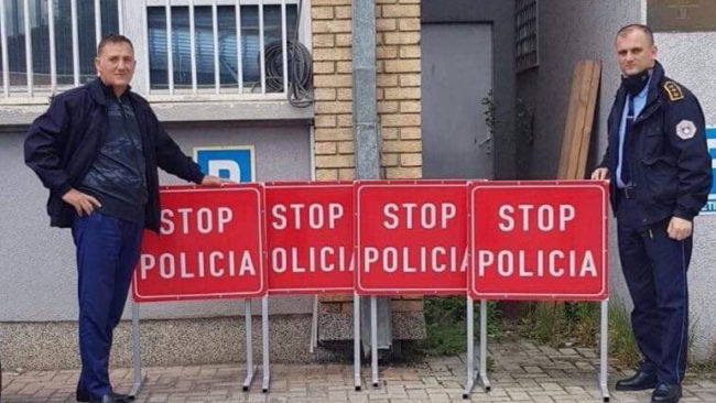 Komuna e Vitisë i dhuroi 4 shenja të komunikacionit Stacionit Policor në Viti