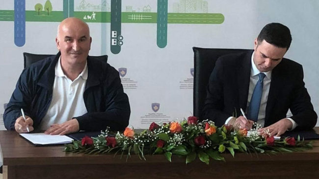 Kryetari Haliti dhe Ministri Abdixhiku nënshkruajnë një dokument me të cilën Vitia do të përfitojë 500 mijë euro