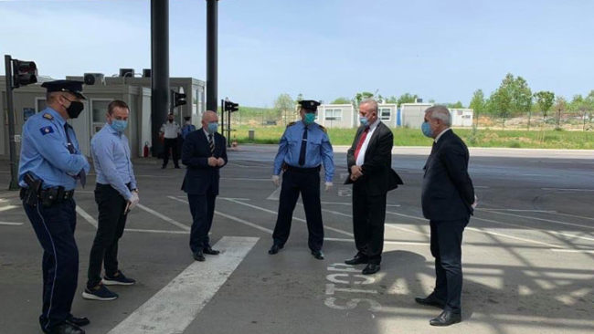 U.d Ministri Xhelal Sveçla vizitoi pikë-kalimin kufitar në Merdare