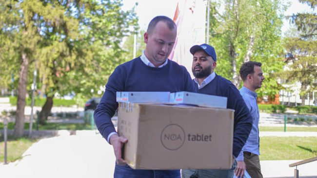 “Humanity First” dhuron 23 tabletë për nxënësit e Kamenicës