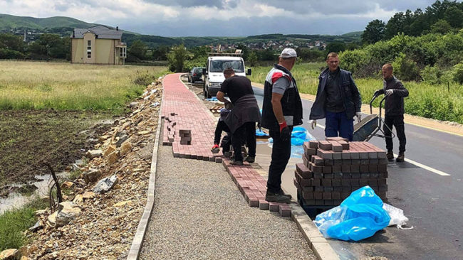 Kryetari Haliti vizitoi Vërbanin, për të parë punimet që po zhvillohen në ndërtimin e trotuarit