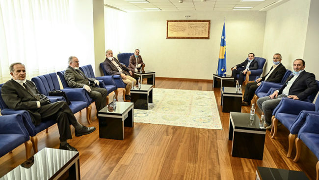 Kryeministri në detyrë Kurti priti në takim disa prej miqve të ngushtë të Ukshin Hotit