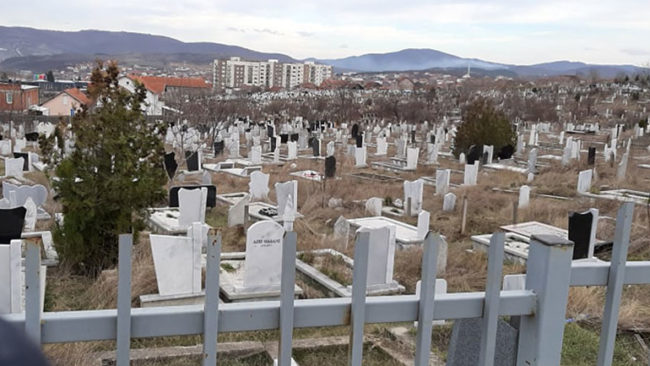 Gjilani nis aksionin për pastrimin e varrezave të qytetit