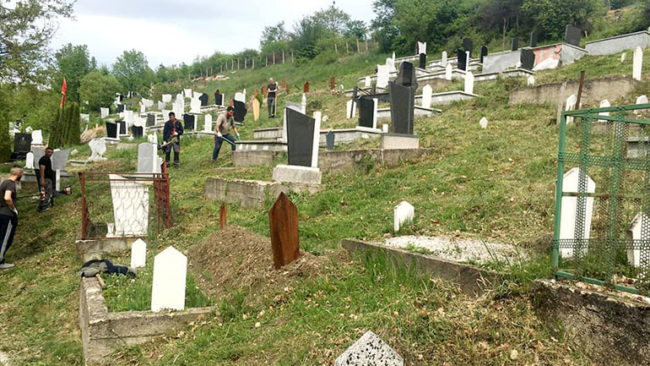 Një grup i të rinjve vullnetmirë pastrojnë ambientin në varreza