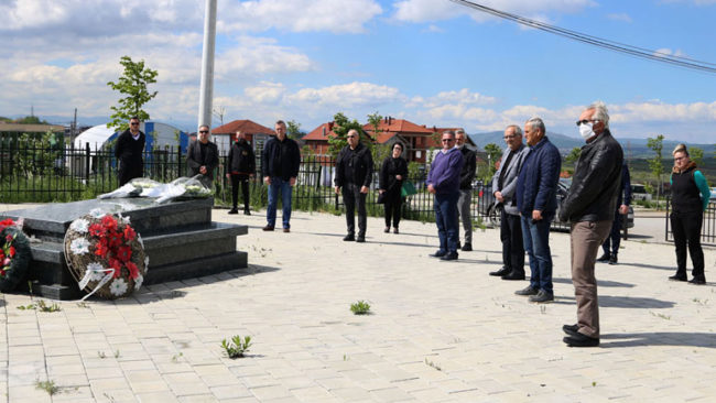 Drejtuesit e FFK-së bëjnë homazhe te varri i ish-presidentit Vokrri