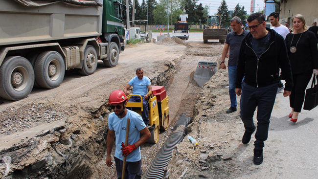 Kreu i Gjilanit viziton rrugët “Enver Miftari” dhe “Skifter Arifi”, ku po realizohen projekte infrastrukturore