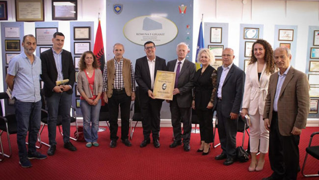 Laureati Agim Gjakova pranon çmimin “Beqir Musliu” nga kryetari Haziri