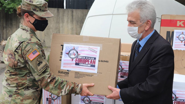 Ambasada Amerikane dhuron donacion për personelin shëndetësor