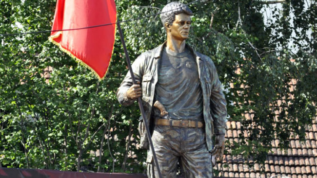 ​Në Gjilan inaugurohet shtatorja e heroit të kombit Abdullah Tahiri (video)