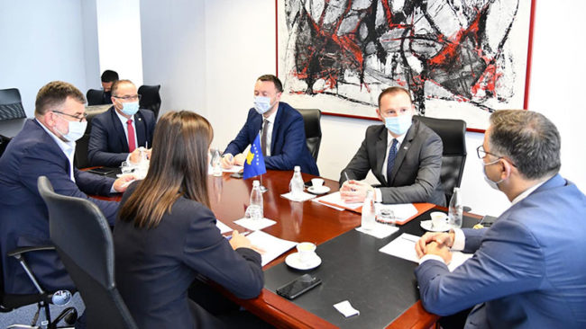 Zëvendëskryeministri Tahiri paralajmëron hapa të tjerë të lirimit të masave në disa sektorë të ekonomisë