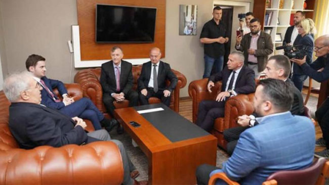 Kamberi pret në komunë ministrin Cakaj