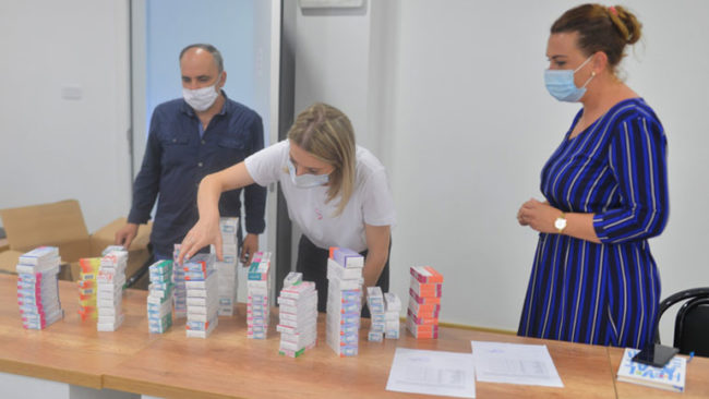 Komuna e Kamenicës ka pranuar sot donacion me barna dhe pako ushqimore