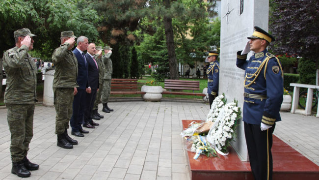 Ministri i Mbrojtjes dhe komandanti i FSK-së, nderojnë ushtarët e NATO-s