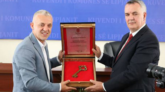 Humanisti Halil Kastrati shpallet “Qytetar Nderi” i Lipjanit