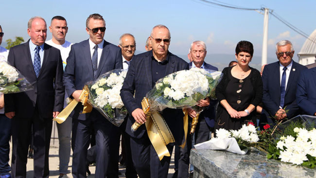 Drejtuesit e FFK-së vendosën buqeta lulesh tek varri i Fadil Vokrri
