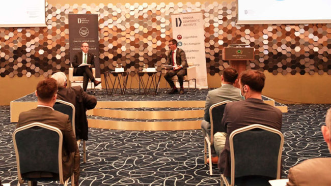 Tryezë me temë: “Cila është platforma e Qeverisë së Kosovës në dialogun me Serbinë?”