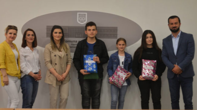 Kamenica në bashkëpunim me OJQ “NOPM” shpërblen nxënësit fitues të garës me ese