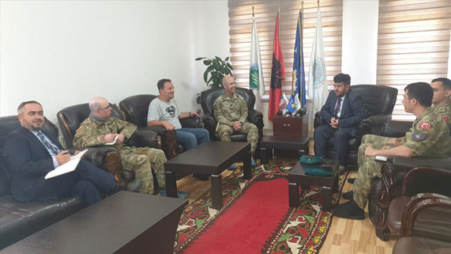 Kapelani i KFOR-it nënkoloneli Scott dhe Komandanti i LMT Balik, Vizituan KBi-në e Gjilanit