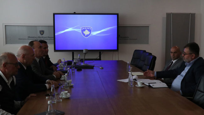 Ministri Kuçi takoi përfaqësuesit e AKB-së