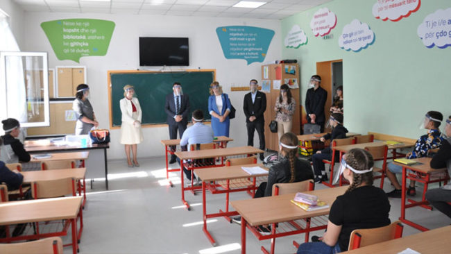 Likaj: Të punojmë të gjithë së bashku që të mbajmë në jetë skenarin A (mësim me pjesëmarrje në shkollë)