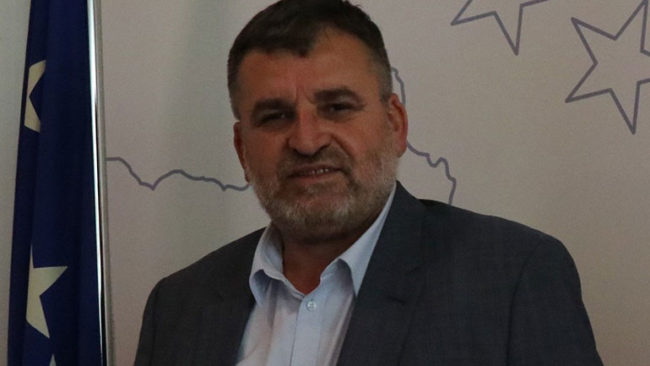 Sqarohet ministri Kuçi për çështjen e luanit