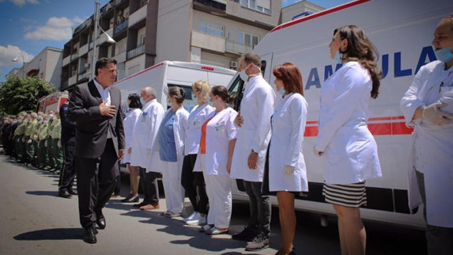 Haziri: Mjekët, infermierët, policët, ushtarët e zjarrfikësit, janë heronjtë e gjallë të ditëve të sotme