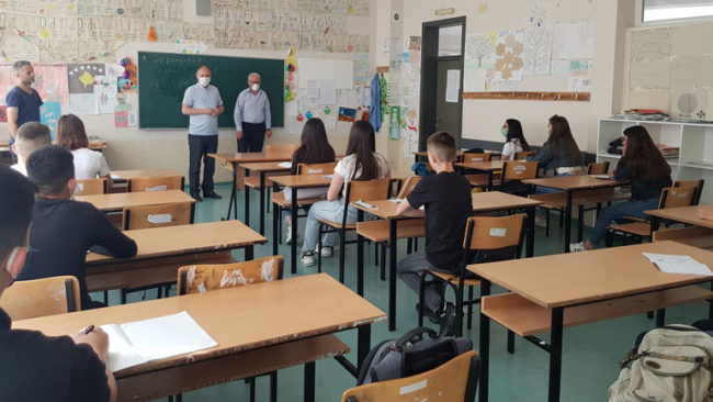 Nxënësit e klasave të nënta rifillojnë mësimin në ambientet shkollore