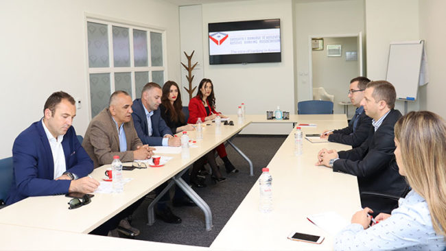OAK kërkon ulje të kamatave dhe përkrahje për bizneset nga bankat komerciale