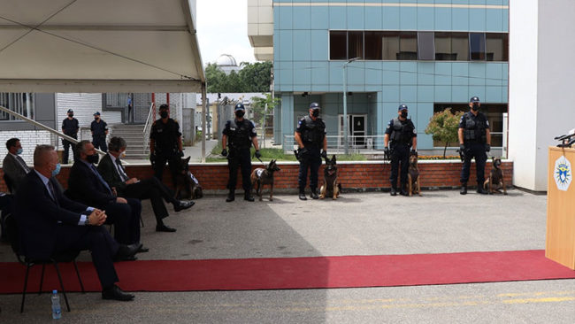 Policia pranoi donacion nga UNDP, pesë qen për zbulimin e armëve