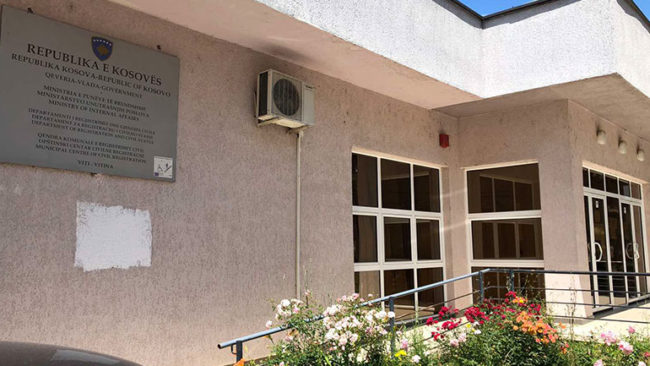 Pezullohet ofrimi i shërbimeve në Qendrën e Regjistrimit të Automjeteve dhe Qendrën për Pajisje me Dokumente në Viti