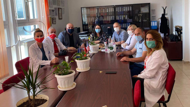 Kryetari i Vitisë vizitoi stafin mjekësor të QKMF-së