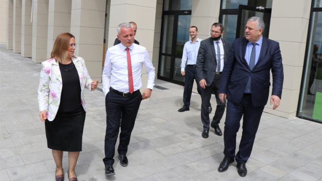 Ministri Veliu vizitoi Institutin e Kosovës për Administratë Publike