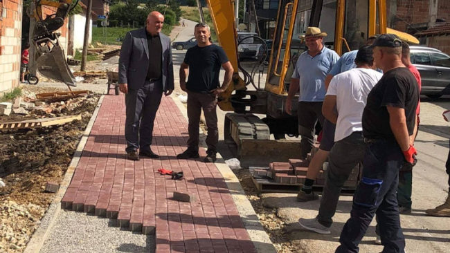 Vazhdojnë punimet në ndërtimin e trotuarit në Ramnishtë