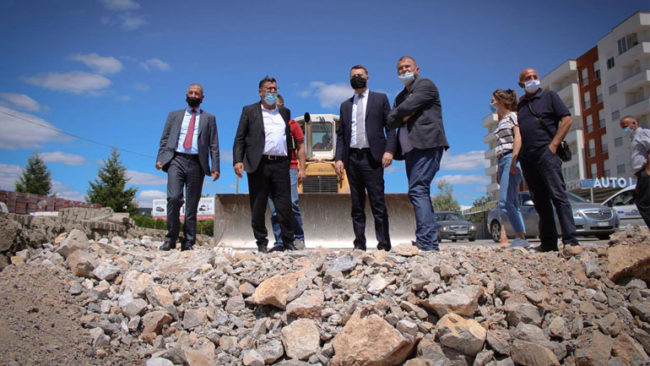 Ministri Abrashi zotohet për mbështetje të Gjilanit me projekte milionëshe