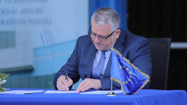 Veliu i shkruan shefit të BE-së në Kosovë, shprehë shqetësimin për trajtimin e migrantëve nga Serbia