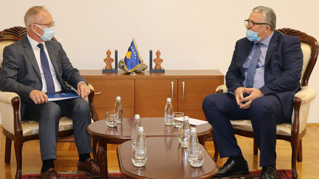 Ministri Veliu priti në takim shefin misionit të OSBE-së Braathu